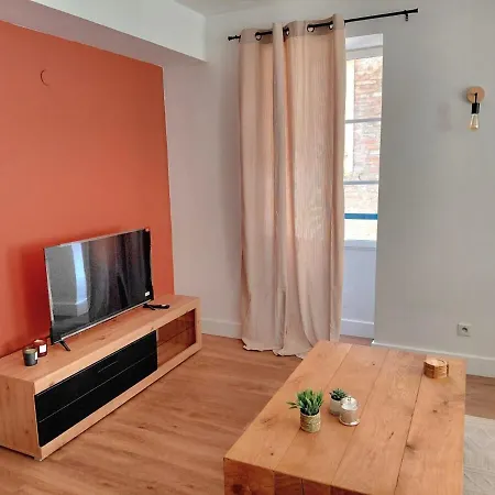 Renovated Apartment, Hyper Center, Private Parking דירה *
