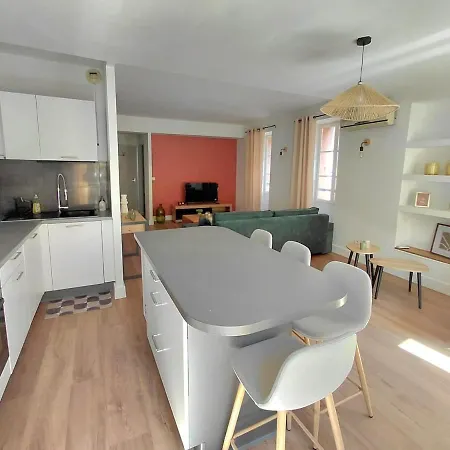 Renovated Apartment, Hyper Center, Private Parking Apartament *