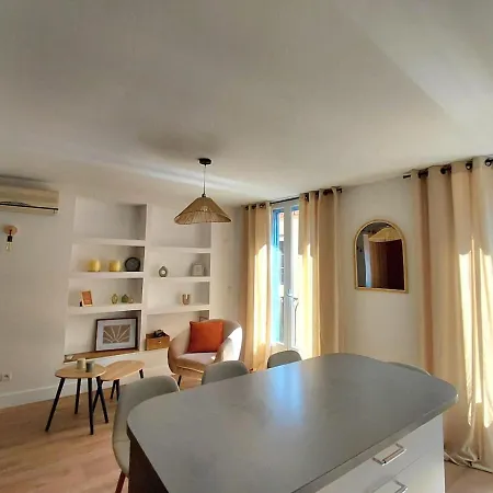 Renovated Apartment, Hyper Center, Private Parking דירה
