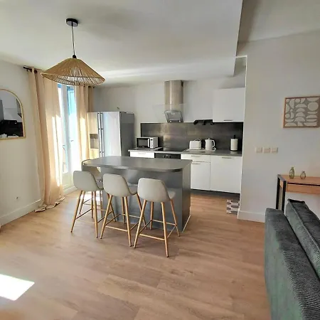 Renovated Apartment, Hyper Center, Private Parking דירה
