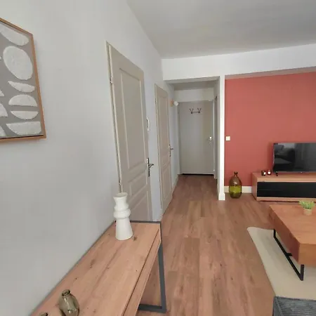Renovated Apartment, Hyper Center, Private Parking דירה *